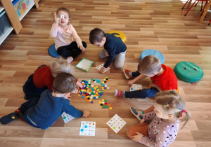 Dzieci grają w "Bingo"